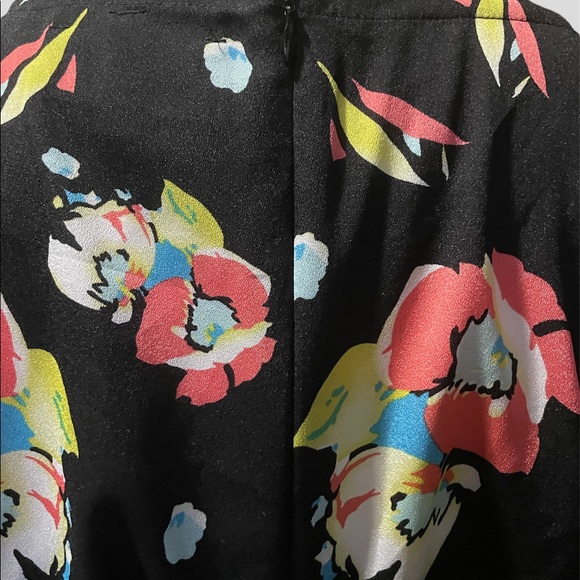 Yumi Kim romper size Large black with pink/yellow/blue flowers - Picture 4 of 8